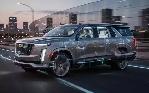 Ein futuristischer Cadillac Escalade fährt autonom auf einer modernen Autobahn bei Dämmerung, ohne Fahrer am Steuer. - Foto: über boerse-global.de