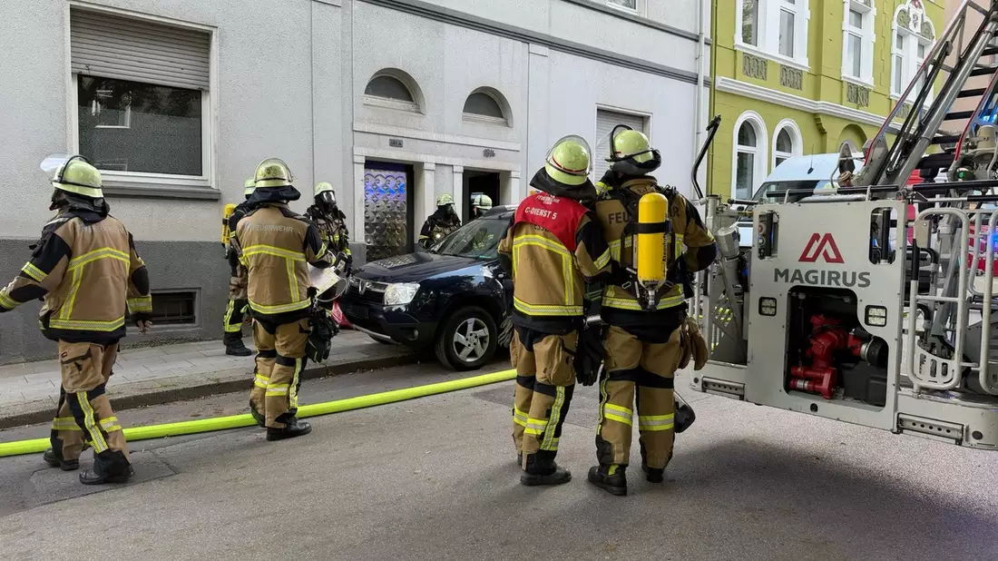 FW-E: Kellerbrand in Mehrfamilienhaus - Zwei Personen über Drehleitern gerettet - Bild: presseportal.de