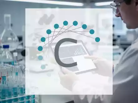 Ein Forscher in einem Labor, der Daten auf einem Tablet überprüft, mit verschwommener wissenschaftlicher Ausrüstung im Hintergrund. - Foto: über boerse-global.de
