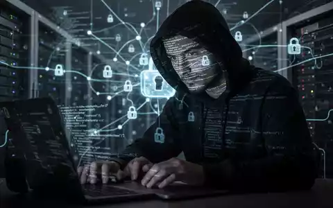 Eine Person in einem Kapuzenpulli tippt auf einem Laptop, während Code und digitale Symbole auf ihr Gesicht projiziert werden. - Foto: über boerse-global.de