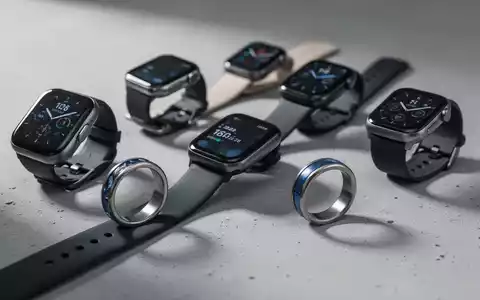 A close-up of several smartwatches and smart rings on a surface, highlighting their sleek designs and wearable technology. - Foto: über boerse-global.de