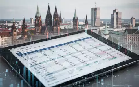 Ein modernes digitales Hauptbuch oder eine Tabelle auf einem Tablet, mit verschwommenen Elementen einer deutschen Stadtlandschaft im Hintergrund. - Foto: über boerse-global.de
