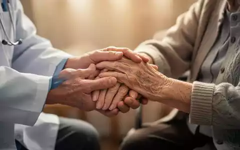 Hände eines medizinischen Fachpersonals halten sanft die Hände einer älteren Person, die Demenz symbolisiert. - Foto: über boerse-global.de