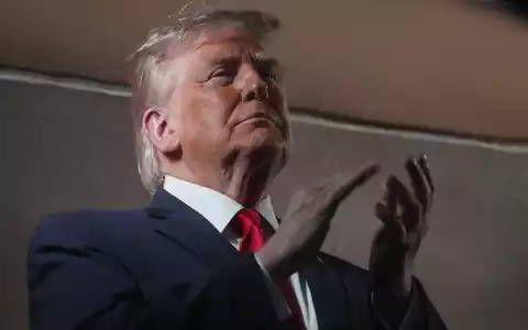 Auch US-Präsident Donald Trump verkündet die Einigung über ein Abkommen mit dem Iran. (Archivbild) - Foto: Mark Schiefelbein/AP/dpa