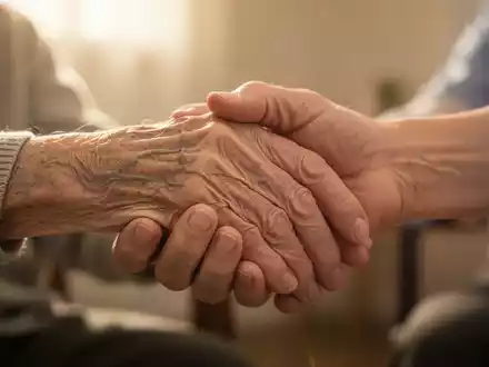 Eine ältere Hand wird sanft von einer jüngeren Hand gehalten, symbolisiert Unterstützung und Fürsorge bei Demenz. - Foto: über boerse-global.de