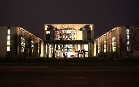 Bundeskanzleramt bei Nacht (Archiv) - Foto: via dts Nachrichtenagentur