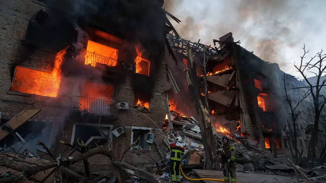 Die ukrainische Hauptstadt Kiew ist - wie hier am Bild bei einer Attacke Ende Mai - regelmäßig Ziel russischer Angriffe. (Archivbild) - Bild: Evgeniy Maloletka/AP/dpa