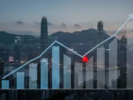 Ein stilisierter Balkenchart mit Abwärtstrend vor der verschwommenen Skyline von Hongkong bei Sonnenuntergang, mit einem roten Pfeil. - Foto: über boerse-global.de