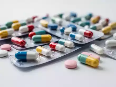 Nahaufnahme von verschiedenen pharmazeutischen Pillen und Kapseln, die auf einer sterilen weißen Oberfläche verstreut sind. - Foto: über boerse-global.de