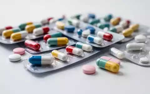 Nahaufnahme von verschiedenen pharmazeutischen Pillen und Kapseln, die auf einer sterilen weißen Oberfläche verstreut sind. - Foto: über boerse-global.de