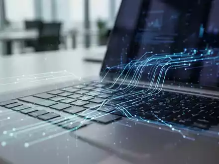 Nahaufnahme einer Laptoptastatur mit digitalen Linien und Datenströmen, die E-Rechnungen und Datenverarbeitung symbolisieren. - Foto: über boerse-global.de