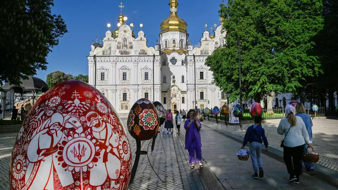 Infolge russischen Raketenbeschusses ist die Mariä-Entschlafens-Kathedrale des Unesco geschützten Höhlenklosters in der ukrainischen Hauptstadt in Kiew in Brand geraten. (Archivbild) - Bild: Sergei Chuzavkov/SOPA Images via ZUMA Press Wire/dpa
