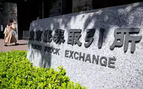Die Börse in Tokio hat äußerst positiv auf das Rahmenabkommen zwischen dem Iran und den USA reagiert. - Foto: Eugene Hoshiko/AP/dpa