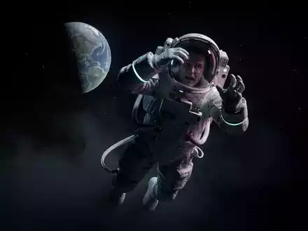 Ein einsamer Astronaut im Weltraum blickt auf eine schrumpfende Erde, symbolisiert den Kursrückgang einer Aktie. - Foto: über boerse-global.de
