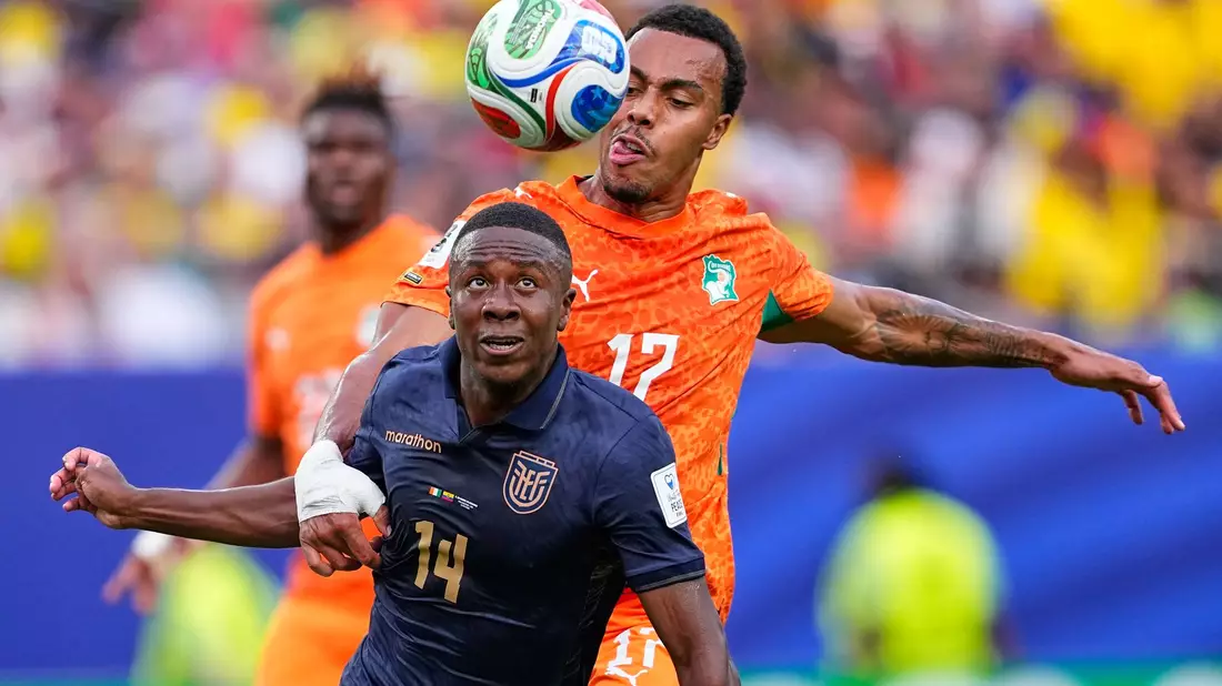 Auch Ecuadors Alan Minda (l.) hatte Pech mit einem Lattentreffer. - Bild: Petr David Josek/AP/dpa