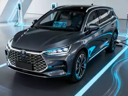 Ein elegantes, modernes Elektrofahrzeug (EV), möglicherweise ein BYD Tang EV, in einem futuristischen Ausstellungsraum. - Foto: über boerse-global.de