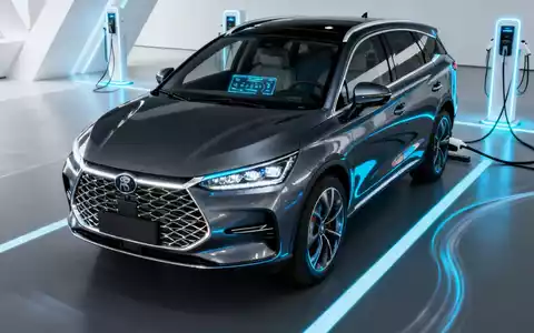 Ein elegantes, modernes Elektrofahrzeug (EV), möglicherweise ein BYD Tang EV, in einem futuristischen Ausstellungsraum. - Foto: über boerse-global.de