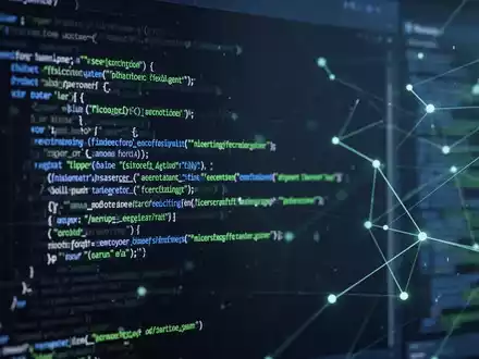 Abstrakte Darstellung von Softwarecode mit Microsoft-Farben, die Effizienz und Modernisierung symbolisiert. - Foto: über boerse-global.de