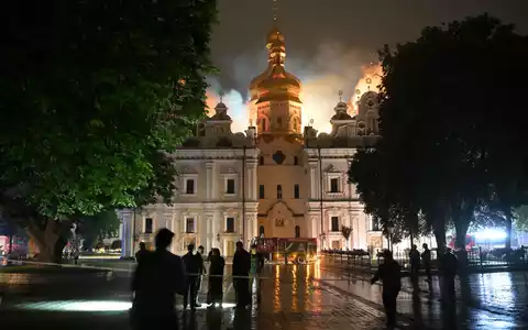 Flammen züngeln aus dem Dach unter den vergoldeten Kuppeln der Mariä-Entschlafens-Kathedrale.  - Foto: Danylo Antoniuk/AP/dpa