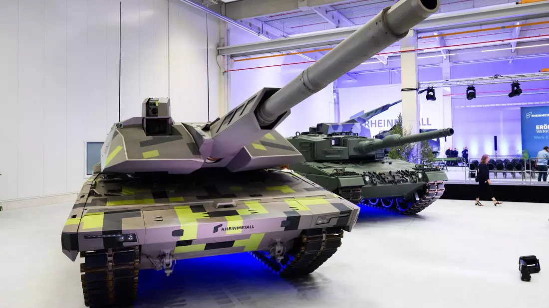 Rheinmetall-Panzer bei einer firmeneigenen Show im Werk in Unterlüß, vorne der Panther-Kampfpanzer. Der dürfte auch auf der Eurosatory zu sehen sein. (Archivbild) - Bild: Julian Stratenschulte/dpa