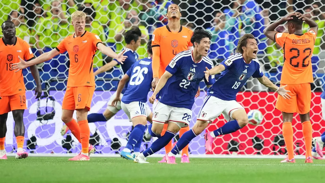 Japan freut sich über ein spätes Remis gegen die Niederlande. - Bild: Julio Cortez/AP/dpa