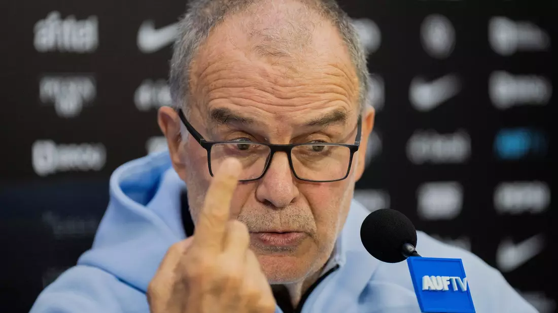 Uruguays Team um Trainer Marcelo Bielsa erreichte seinen Spielort Miami erst mit erheblicher Verspätung. (Archivbild) - Bild: Matilde Campodonico/AP/dpa