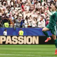Manuel Neuer analysiert den klaren Startsieg der Fußball-Nationalmannschaft.  - Foto: Christian Charisius/dpa
