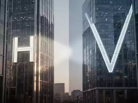 Zwei moderne Bankgebäude mit den Initialen 'H' und 'V' an ihren Fassaden, die eine geschäftliche Transaktion symbolisieren. - Foto: über boerse-global.de