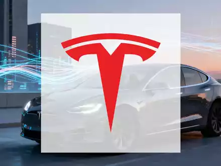 Ein elegantes Tesla-Auto parkt in einem futuristischen Finanzviertel bei Sonnenuntergang, mit abstrakten Datenlinien im Hintergrund. - Foto: über boerse-global.de
