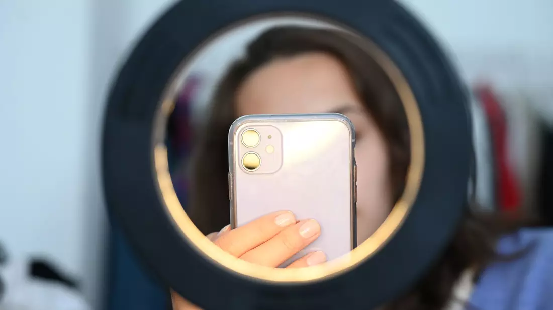 Fast die Hälfte der Kinder und Jugendlichen werden laut einer Studie durch Werbung auf Social-Media-Plattformen auf Produkte aufmerksam, 40 Prozent durch Empfehlungen von Influencerinnen und Influencern. (Symbolbild) - Bild: Niklas Graeber/dpa