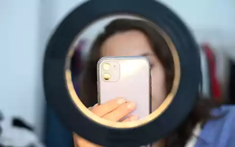 Fast die Hälfte der Kinder und Jugendlichen werden laut einer Studie durch Werbung auf Social-Media-Plattformen auf Produkte aufmerksam, 40 Prozent durch Empfehlungen von Influencerinnen und Influencern. (Symbolbild) - Foto: Niklas Graeber/dpa