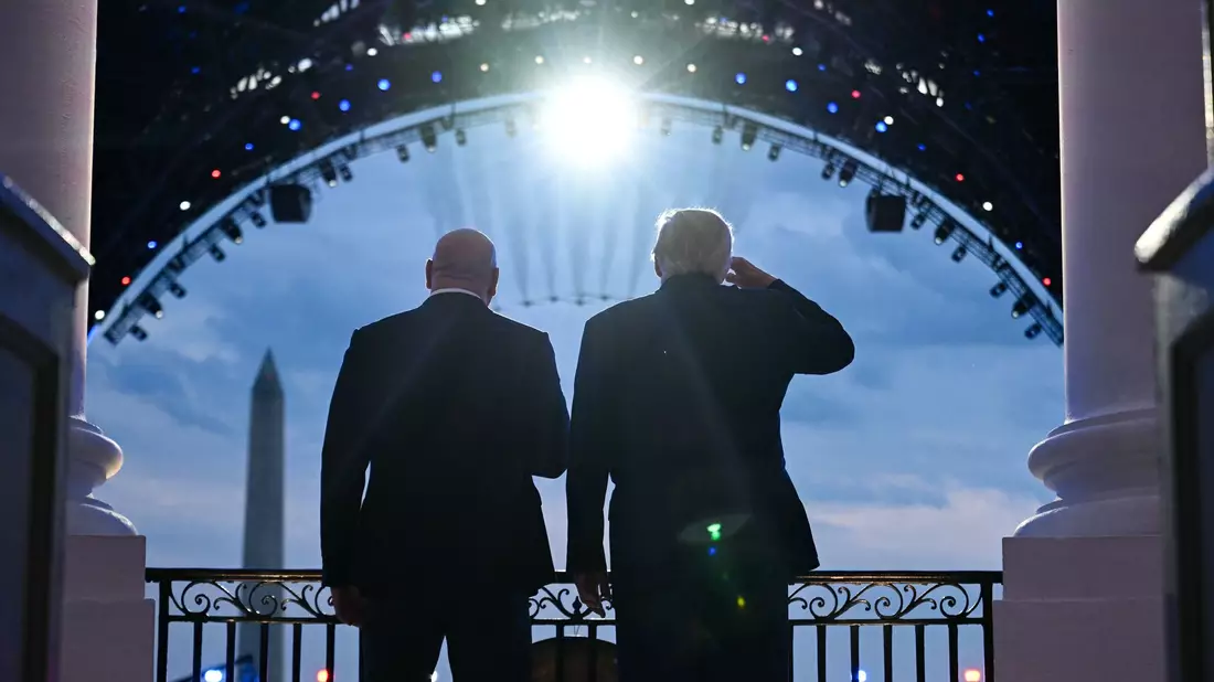  UFC-Boss Dana White und US-Präsident Donald Trump verfolgen den Jet-Überflug Seite an Seite vom Weißen Haus aus.  - Bild: Saul Loeb/Pool AFP via AP/dpa
