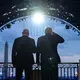  UFC-Boss Dana White und US-Präsident Donald Trump verfolgen den Jet-Überflug Seite an Seite vom Weißen Haus aus.  - Bild: Saul Loeb/Pool AFP via AP/dpa