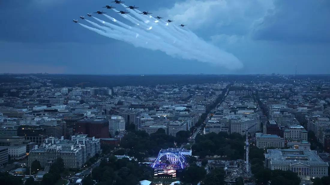 Ein Jet-Überflug ist Teil des Spektakels.  - Bild: Win McNamee/Pool Getty/AP/dpa