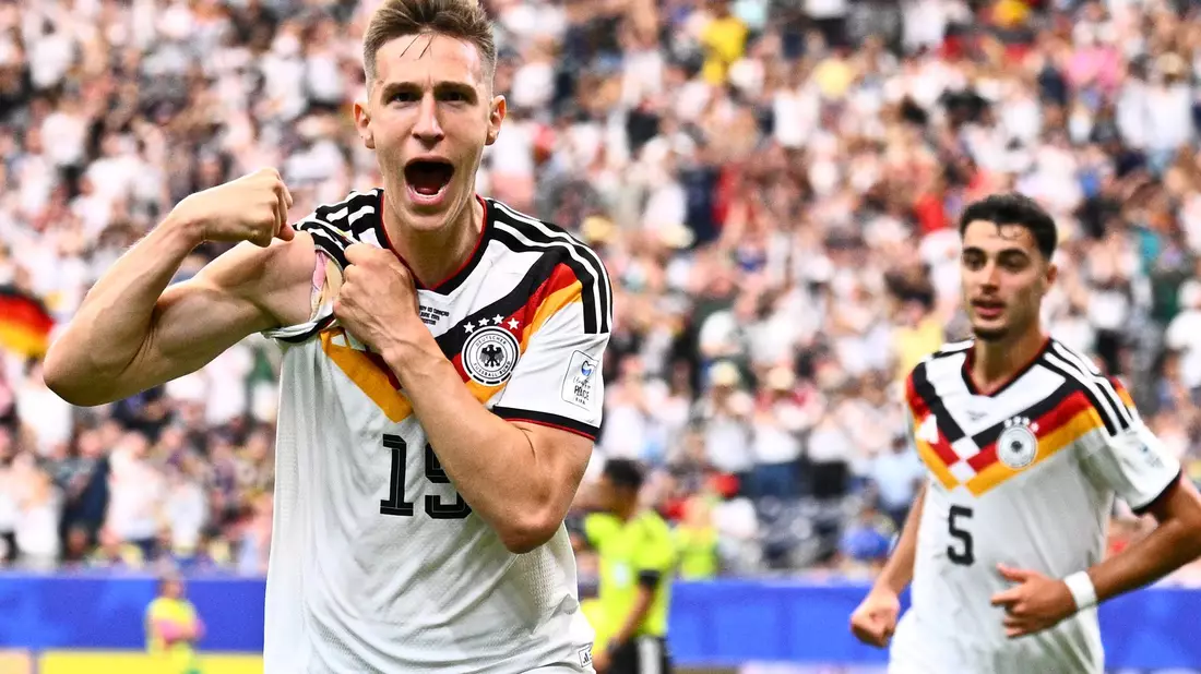 Deutschland lässt die Muskeln spielen, Nico Schlotterbecks Jubel nach seinem Kopfballtor. - Bild: Tom Weller/dpa
