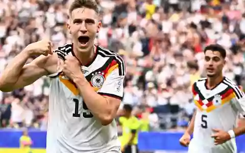 Deutschland lässt die Muskeln spielen, Nico Schlotterbecks Jubel nach seinem Kopfballtor. - Foto: Tom Weller/dpa