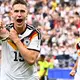 Deutschland lässt die Muskeln spielen, Nico Schlotterbecks Jubel nach seinem Kopfballtor. - Bild: Tom Weller/dpa