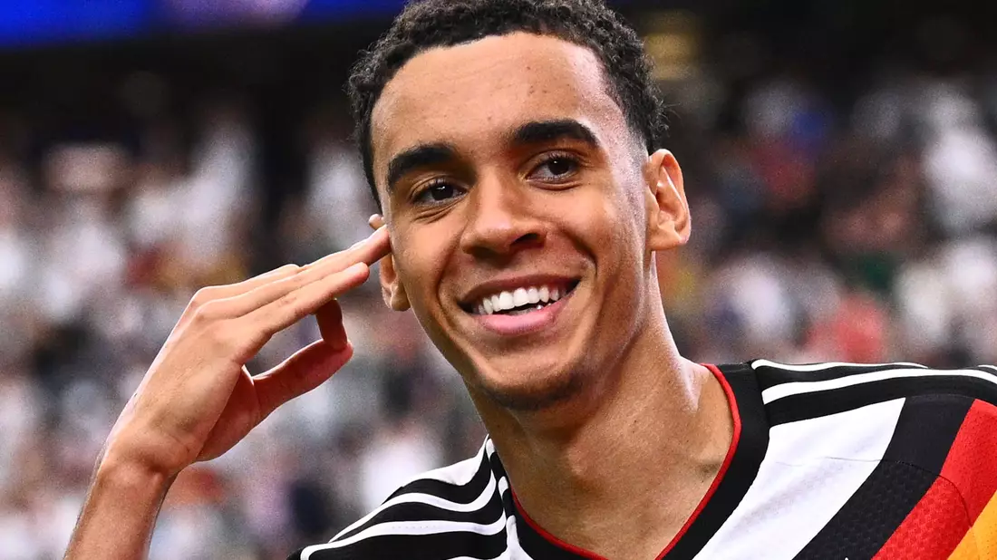 Ein strahlender Jamal Musiala beim besonderen WM-Comeback in den USA.  - Bild: Tom Weller/dpa