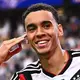 Ein strahlender Jamal Musiala beim besonderen WM-Comeback in den USA.  - Bild: Tom Weller/dpa