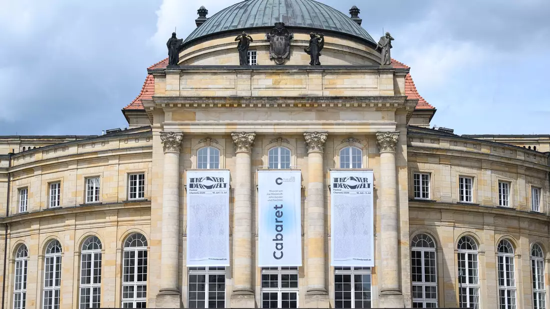 Zur Eröffnung im Chemnitzer Opernhaus ist das Musiktheaterstück «Split Tooth: Saputjiji» der Kanadierin Tanya Tagaq zu erleben.   - Bild: Hendrik Schmidt/dpa