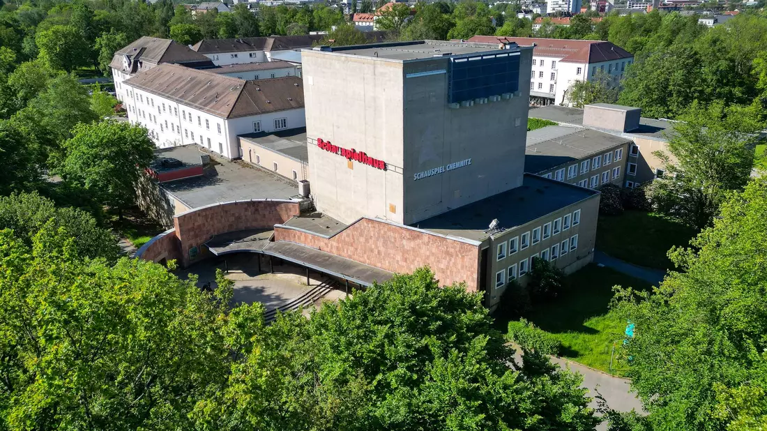Das verwaiste Chemnitzer Schauspielhaus wird beim Kunstfestival «Begehungen» zu einer temporären Galerie für zeitgenössische Kunst (Archivbild) - Bild: Jan Woitas/dpa
