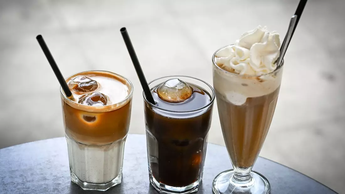 Kaffeekonzentrat kann man mit Milch oder Wasser verlängern und mit Eiswürfeln oder Sahne servieren - die Möglichkeiten sind vielfältig. (Archivbild) - Bild: Jens Kalaene/dpa
