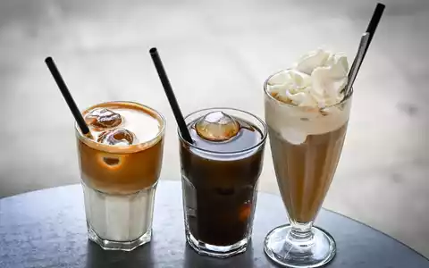 Kaffeekonzentrat kann man mit Milch oder Wasser verlängern und mit Eiswürfeln oder Sahne servieren - die Möglichkeiten sind vielfältig. (Archivbild) - Foto: Jens Kalaene/dpa