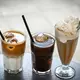 Kaffeekonzentrat kann man mit Milch oder Wasser verlängern und mit Eiswürfeln oder Sahne servieren - die Möglichkeiten sind vielfältig. (Archivbild) - Bild: Jens Kalaene/dpa