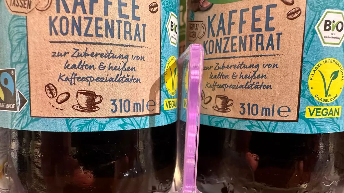 Flaschen mit Kaffeekonzentrat stehen in einem Drogeriemarktregal. (Archivbild) - Bild: Gregor Tholl/dpa