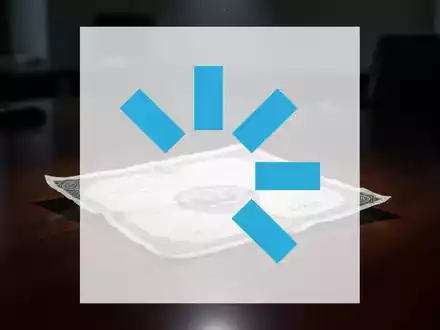 Ein zerknittertes, altes Aktienzertifikat auf einem dunklen Holztisch, symbolisiert ein Delisting. Gedämpftes Licht. - Foto: über boerse-global.de