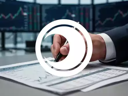 Eine Hand im Anzugärmel hält einen Stift und macht eine Markierung auf einem Finanzdokument. Im Hintergrund ein unscharfes Büro. - Foto: über boerse-global.de