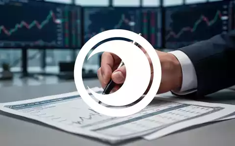 Eine Hand im Anzugärmel hält einen Stift und macht eine Markierung auf einem Finanzdokument. Im Hintergrund ein unscharfes Büro. - Foto: über boerse-global.de