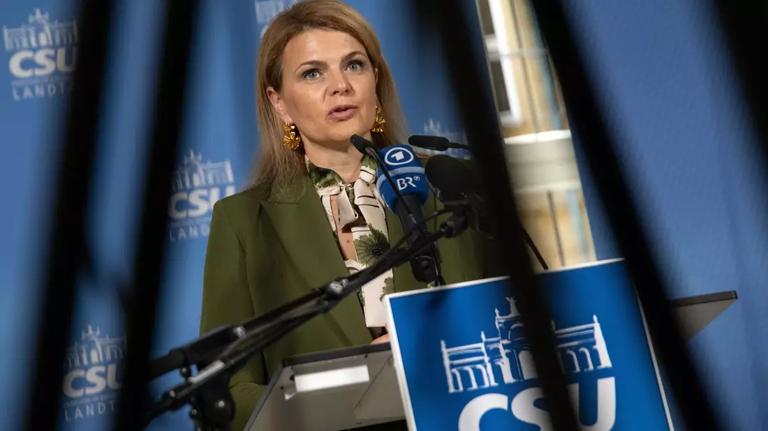 Die Pflegebevollmächtigte Katrin Staffler meint, «mit Klein-Klein» komme man angesichts der Pflege-Herausforderungen nicht weiter. (Archivbild) - Bild: Pia Bayer/dpa