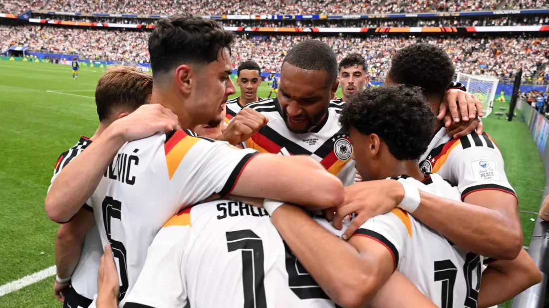 Da wächst etwas zusammen: Die deutsche Jubeltraube nach dem zweiten Tor. - Bild: Xiao Yijiu/XinHua/dpa